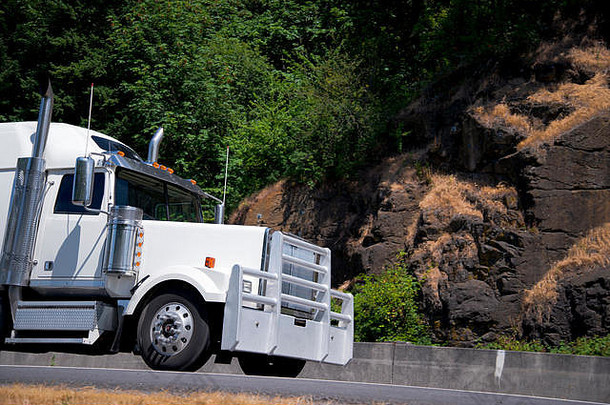 强大的专业巨大的白色半卡车投保护网格保险杠几何形状运输重加载