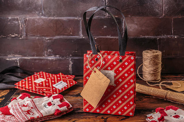 礼物盒子包装红色的检查纸内容工作空间组成平躺情人节一天圣诞节一年礼物包装