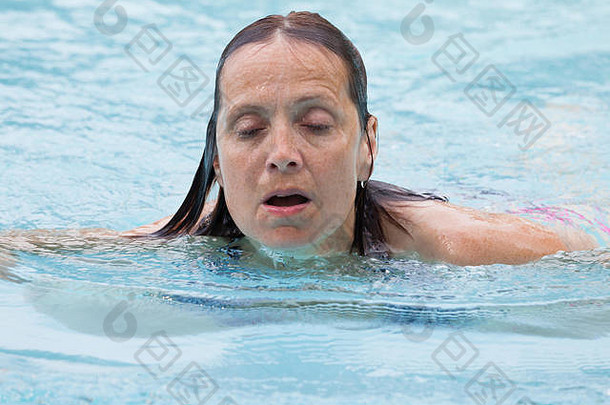 女人游泳潜水头直水