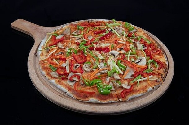 传统的意大利食物素食者披萨番茄奶酪贝尔胡椒洋葱蘑菇