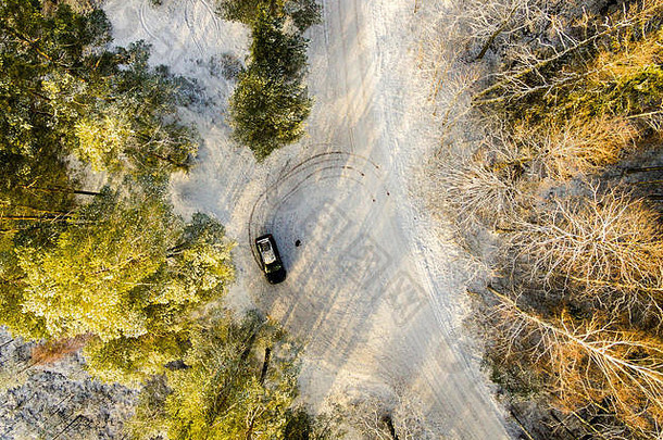 空中视图雪森林阳光明媚的冬天一天国家路无人机摄影