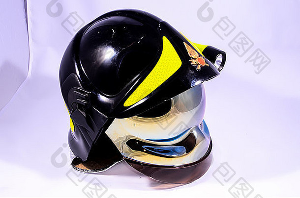 黑色的意大利消防队员头盔