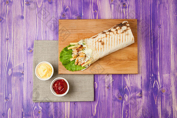 鸡shawarma白色杯番茄酱奶酪紫色的木表格
