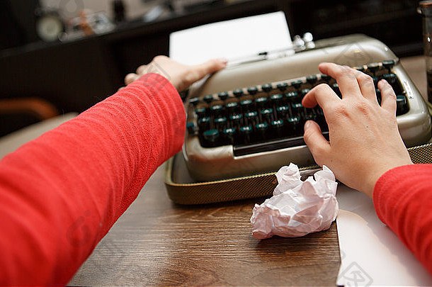 女人工作打字机