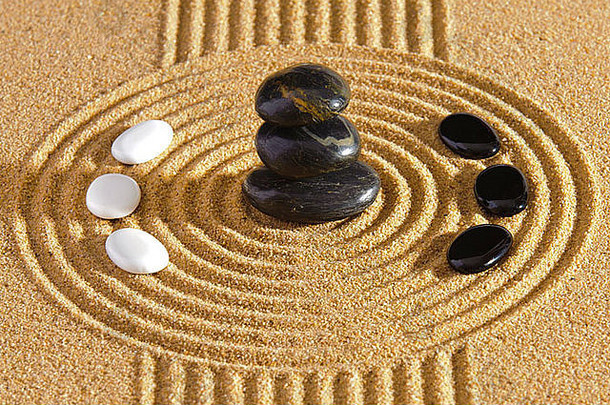 日本Zen花园堆放石头阴的斜沙子