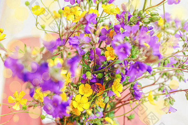 漂亮的夏天花束黄色的紫色的花