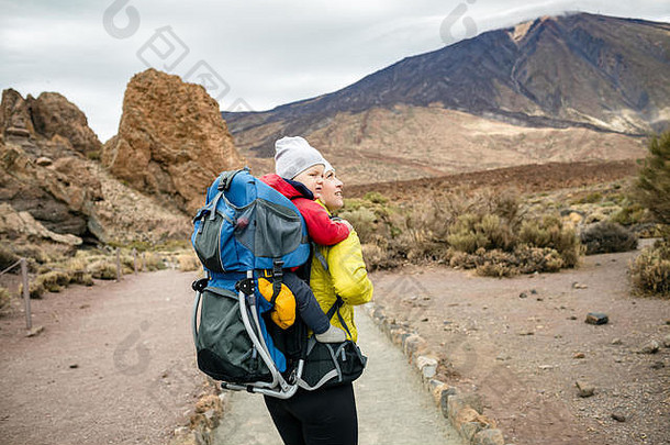 <strong>超级妈妈</strong>婴儿男孩旅行背包<strong>妈妈</strong>。徒步旅行冒险孩子家庭旅行山假期旅程婴儿进行