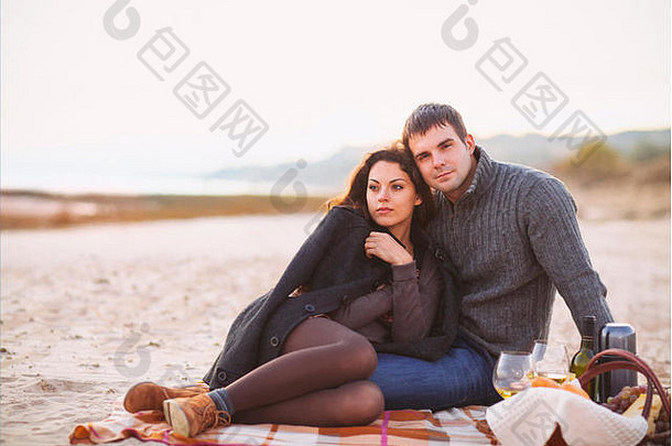 肖像年轻的快乐夫妇冷一天秋天海野餐