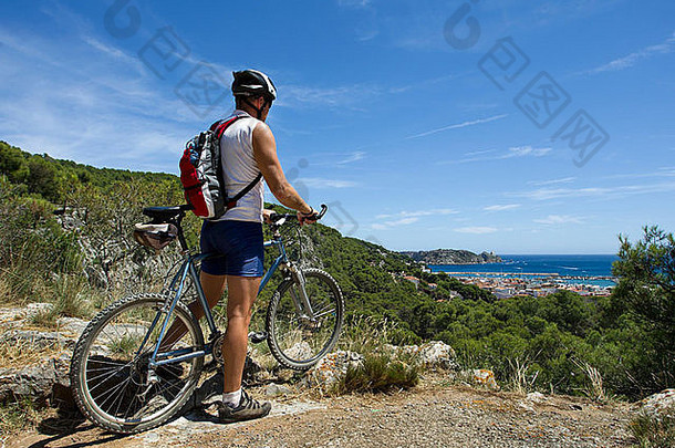 男人。山自行车视图地中海海estarts北东西班牙