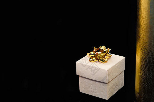 孤立的单礼物盒子金装饰黑色的黄金背景