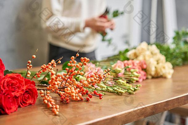 一步一步花店女人创建红色的美丽的花束混合花英俊的新鲜的群教育主类花卉栽培技术课程