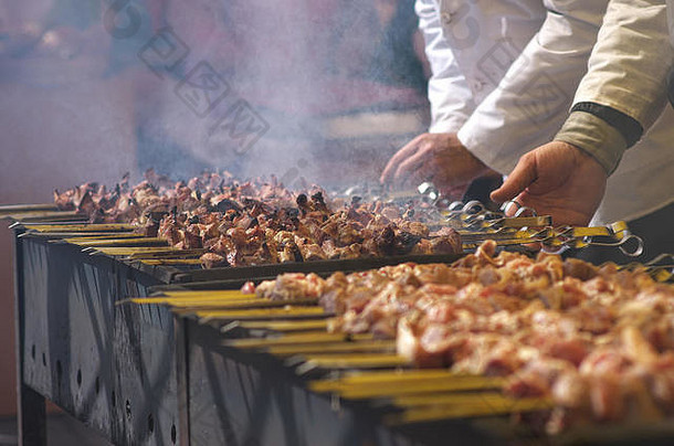老板准备烧烤烧烤传统的高加索人菜煮熟的火烹饪转肉串肉扦