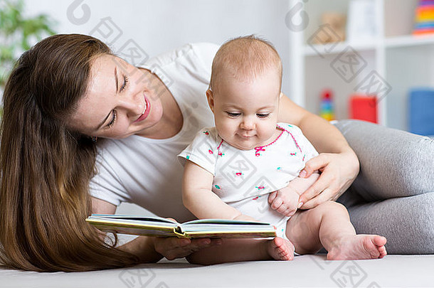 婴儿女孩妈妈。阅读书室内