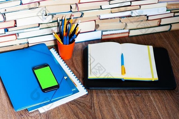 教科书笔记本绿色屏幕移动电话智能手机堆栈书工作首页距离教育背景保持首页概念