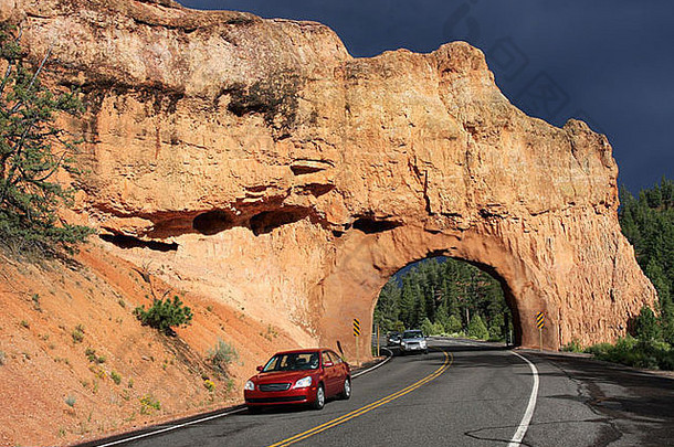 红色的峡谷隧道山红色的车通过犹他州美国