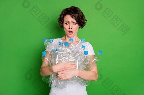 照片美丽的夫人持有塑料瓶携带垃圾回收减少服务震惊了开放口不负责任的人人类人类穿白色