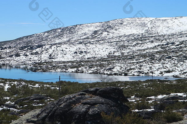 塞拉明星葡萄牙冬天山湖视图