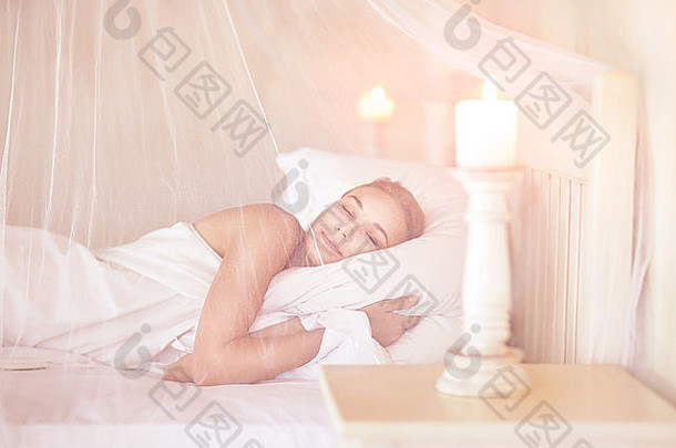 可爱的女睡觉首页浪漫的卧室白色透明的网享受和平梦想