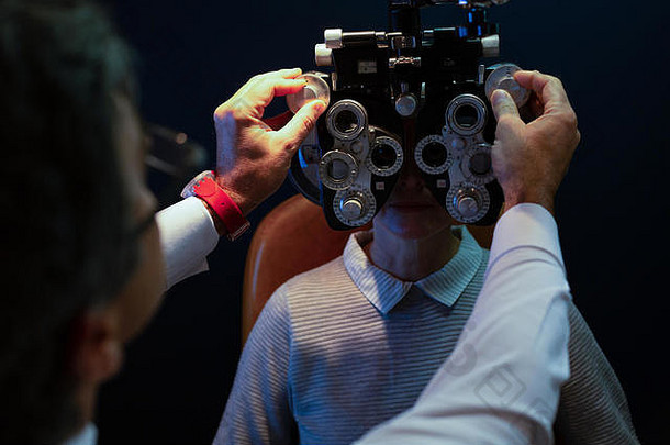 验光师检查病人眼睛护目镜