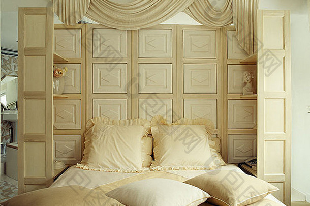 挂织物有饰板的屏幕床上奶油垫子年代风格法国公寓卧室
