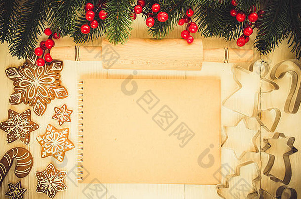 假期食物背景烘焙姜饼饼干刀具滚动销笔记本白色木表格前视图复制空间克里斯玛
