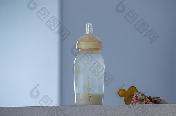 婴儿的瓶奶嘴架子上郊区首页图像复制空间景观格式
