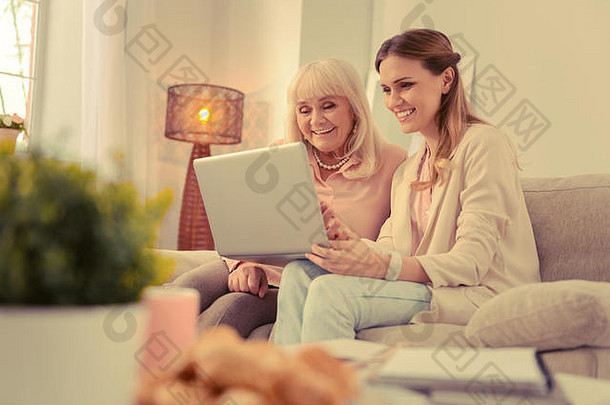 快乐的岁的女人学习移动PC