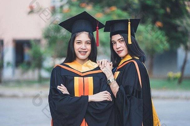 年轻的迷人的亚洲女毕业生庆祝学位毕业完成文凭证书毕业典礼一天