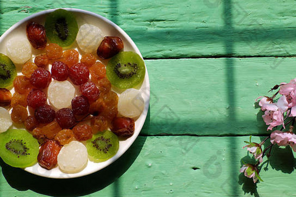色彩斑斓的越南小时越南泰特假期绿色背景亚洲月球一年传统的保存水果猕猴桃黑紫色的椰子小时