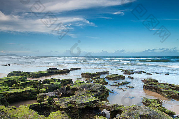 澳大利亚海滩《暮光之城》有趣的岩石前景亚历山德拉岬昆士兰澳大利亚