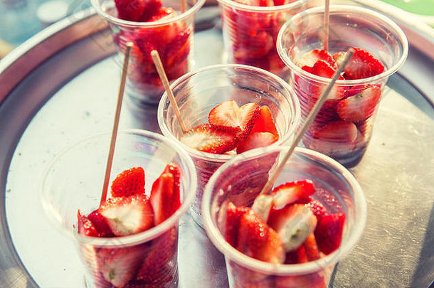 草莓塑料杯街市场