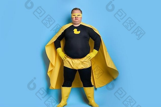 清洁超级英雄节省了世界污垢男人。鸭图片服装黄色的穿保护手套摆姿势孤立的的客人