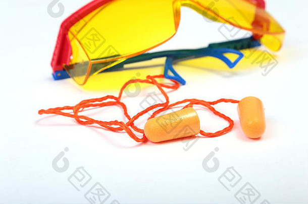 橙色耳塞安全眼镜工作耳塞减少噪音白色背景