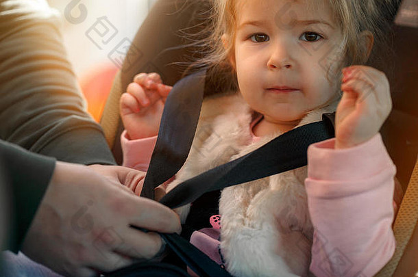 家庭运输路旅行人概念紧固安全带蹒跚学步的女孩车座位