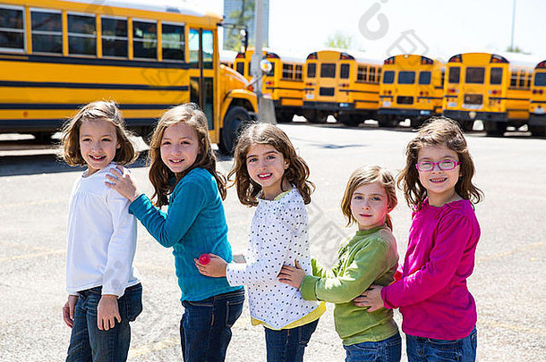 学校女孩朋友姐妹行走黄色的学校公共汽车很多