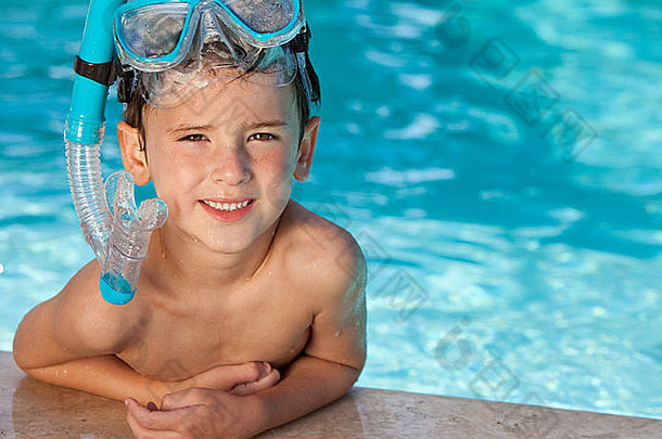 快乐年轻的男孩放松一边游泳池穿蓝色的护目镜通气管