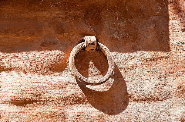 生锈的铁环关闭图像固体铁环安全石头砖表面
