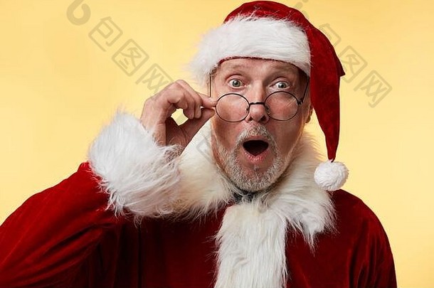 肖像岁的惊讶暴眼惊讶圣诞老人老人宽开放眼睛口调整眼睛穿震惊了父母