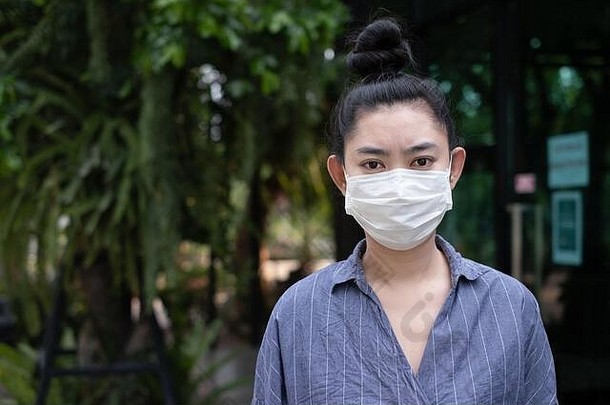 关闭年轻的亚洲女人站把呼吸器面具保护机载呼吸疾病流感科维德冠状病毒