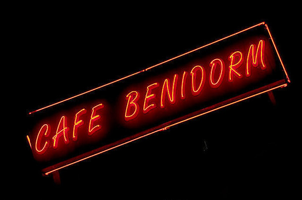 霓虹灯迹象吸引度假者酒吧歌舞表演显示benidorm如图所示咖啡馆benidorm