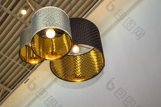 现代风格青铜装饰灯金灯罩挂长绳子工业天花板室内设计