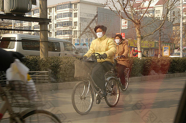 骑自行车的人冬天面具冷天津北中国