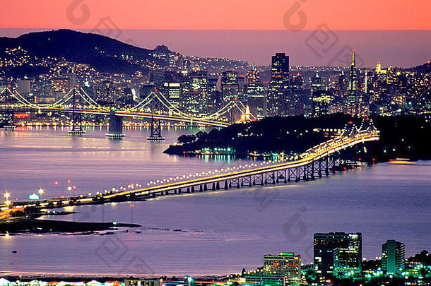 三旧金山天际线日落山加州大学伯克利分校加州显示三旧金山湾美国