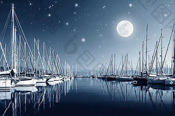 美丽的景观游艇港晚上完整的月亮玛丽娜明亮的月光奢侈品水运输夜间