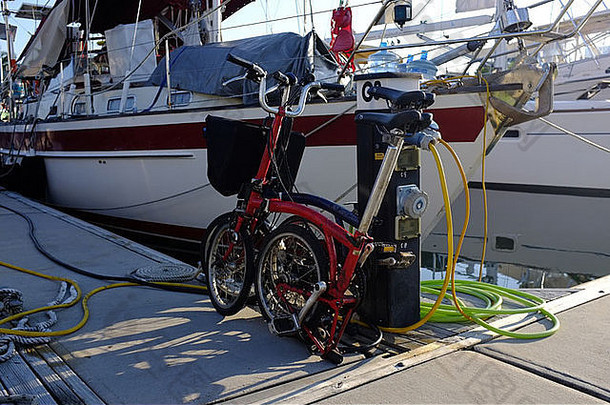 brompton自行车折叠位置与游艇皇家包玛丽娜泰国
