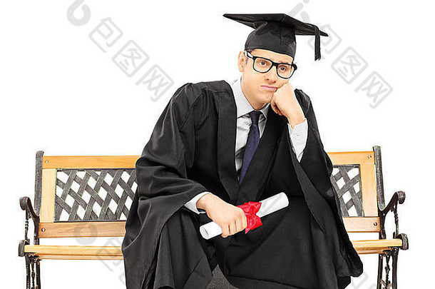 担心大学研究生坐着板凳上持有文凭