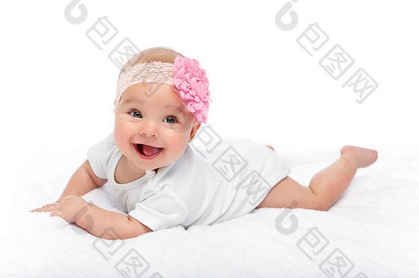 快乐美丽的婴儿女孩白色身体西装