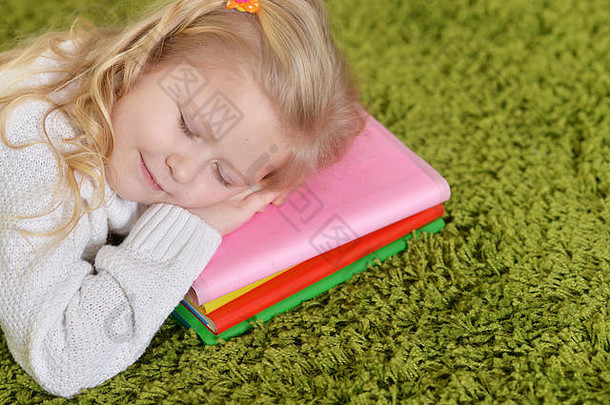 肖像可爱的女孩睡觉桩书