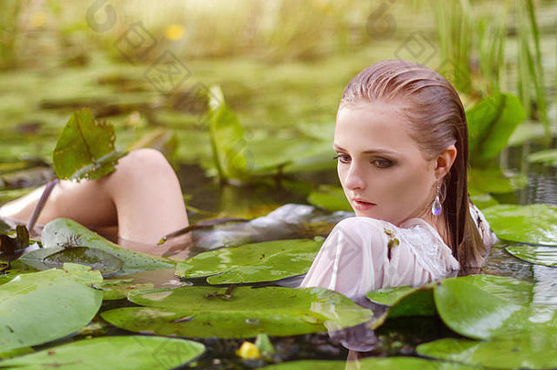 年轻的女人美肖像水女孩温柔的化妆湖荷花水百合户外时尚照片