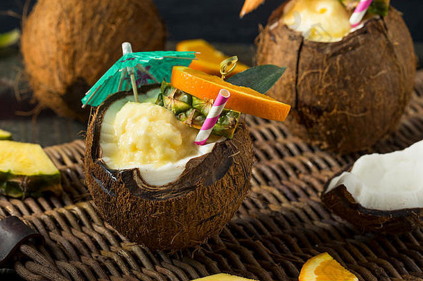 甜蜜的让人耳目一新热带椰子皮娜可乐鸡尾酒菠萝装饰